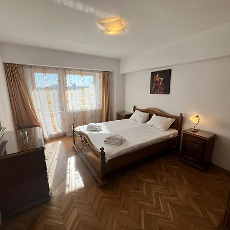 Lazy's Haven - Central With Balcony
