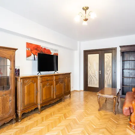 Lazy's Haven - Central With Balcony Apartment